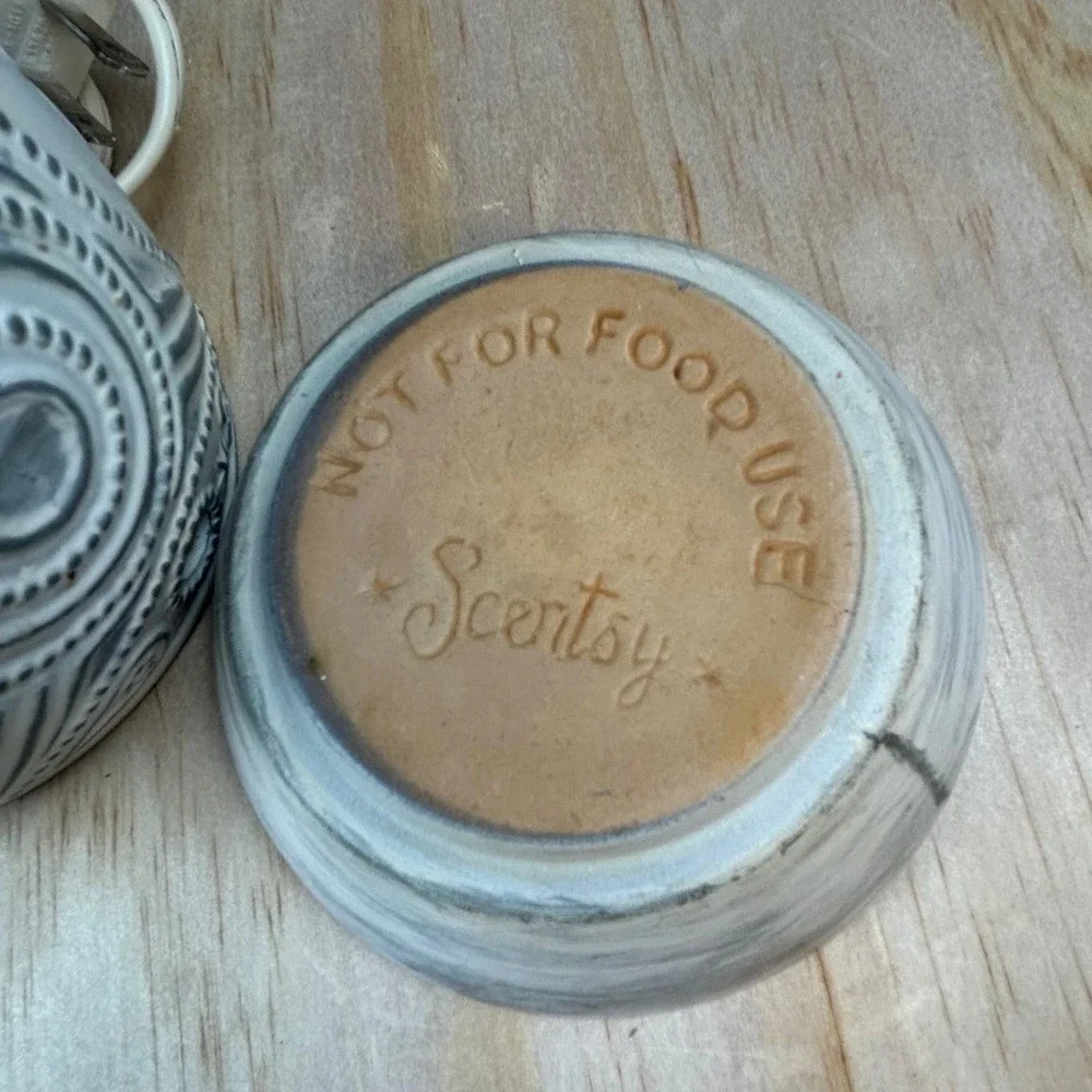 Scentsy Henna Wax Warmer Full Size Electric Ceramic Boho White Grey 25W Bulb